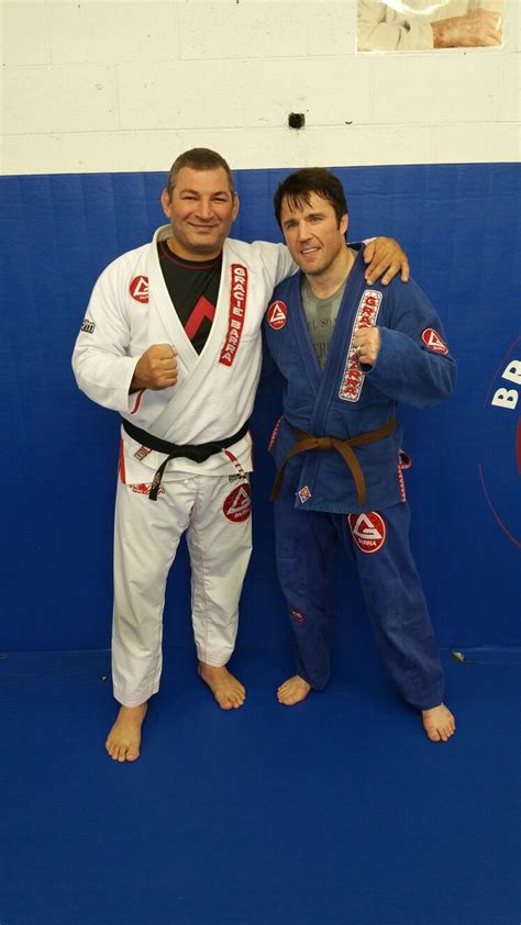 Ex lutador do UFC brasileiro gradua Sonnen à faixa marrom Ele já