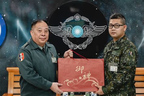 李棟樑慰問偏遠駐軍 感謝衛國辛勞 軍聞 李棟樑慰問偏遠駐軍 感謝衛國辛勞 青年日報