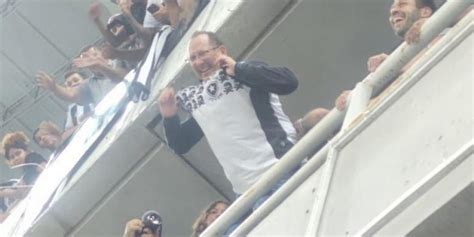 Gesto do símbolo de dinheiro selfies e camisa de torcida John Textor