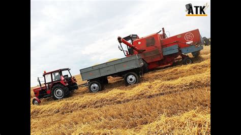 Piękny dzień w Kujawach ŻniwaKombajn na Polu Koszenie Jęczmienia