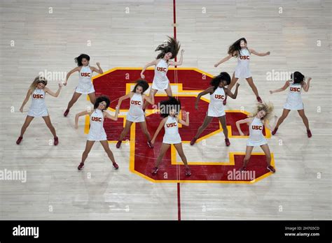 Usc Cheerleaders Hi Res Stock Photography And Images Alamy