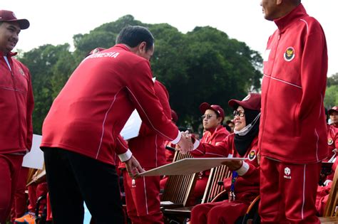 Foto Presiden Jokowi Serahkan Bonus Apresiasi Bagi Atlet Asean