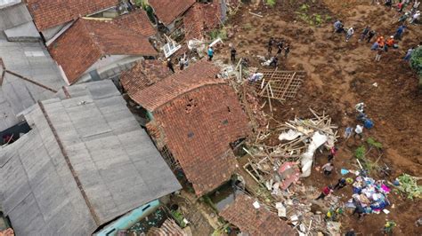 Berita Foto Evakuasi Korban Gempa Cianjur Di Kampung Cijedil