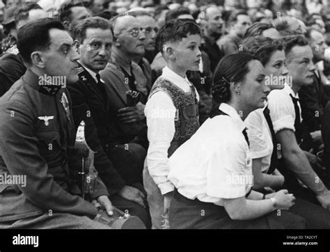 Adolf hitler in nazi militäruniform fotografías e imágenes de alta