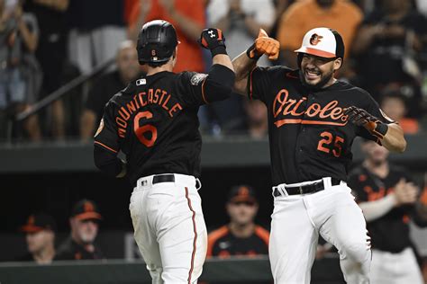 Con 5 Jonrones Orioles Derrotan 15 10 A Medias Rojas Ap News