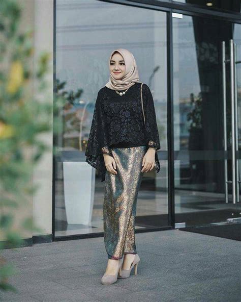 Inspirasi Outfit Kondangan Warna Hitam Agar Tidak Terlihat Suram