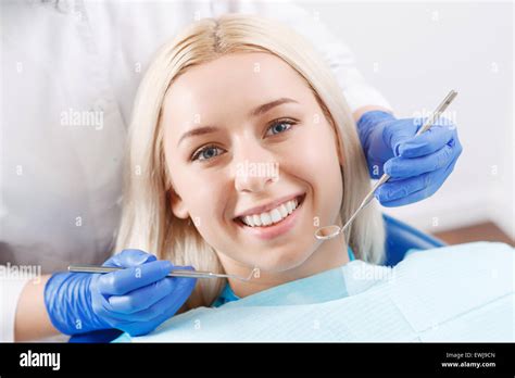 Hübsche blonde Frau bei ihrem Zahnarzt Besuch Stockfotografie Alamy