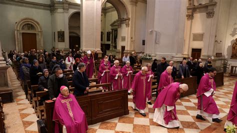 Papa Ratzinger Messa Di Suffragio In Duomo Rimaniamo Saldi Nella Fede