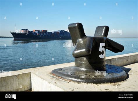 Wows Dockyard Hi Res Stock Photography And Images Alamy