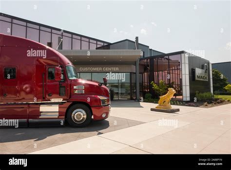 Mack truck hi-res stock photography and images - Alamy