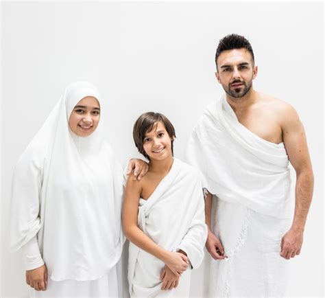 Familia Musulmana Posando Listo Para El Hayy Visitando Kaaba En La Meca