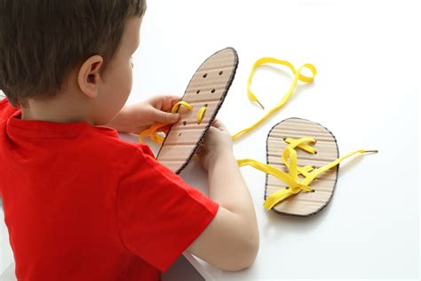 Juegos para enseñar a los niños a atarse los cordones