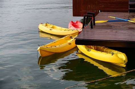 Kayak Amarillo Con Remos Flotando En El Lago Foto Premium