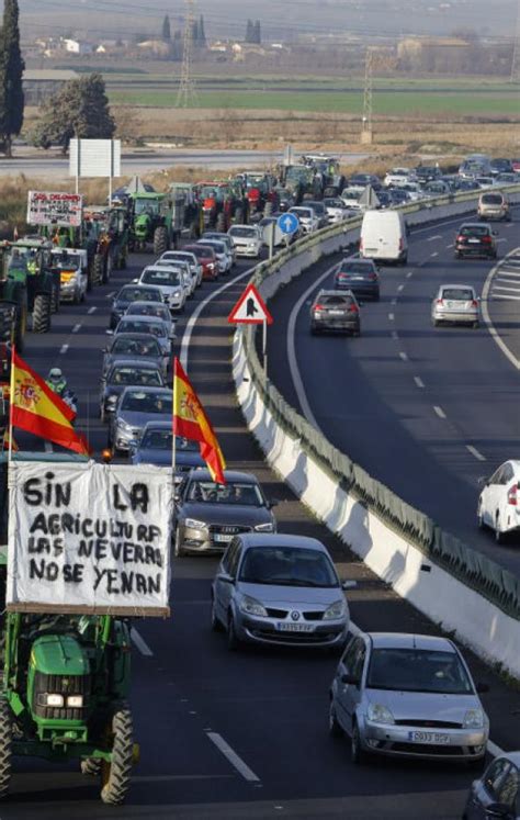 Un Chico Bromea Con C Mo Han Amenizado La Huelga De Agricultores De