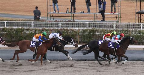 ＜中京競馬 11r・チャンピオンズカップ＞最後の直線で抜け出し、チャンピオンズカップを制した石川騎乗のジュンライトボルト（右）（撮影・椎名 航