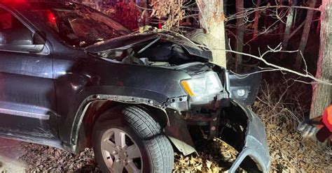 Driver Flees After Jeep Crashes Into Tree On Edgartown Road In Oak