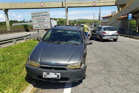 Caminhonete invade contramão e bate de frente carro em pista