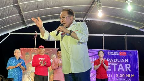 Anwar Puji Ahmad Zahid Terus Pertahan UMNO