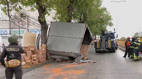 Foro En Vivo Vuelca Camioneta En Circuito Interior Y Pe Oles Cdmx N