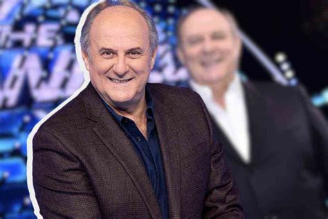 Incidente in diretta per Gerry Scotti la caduta dal triciclo è virale