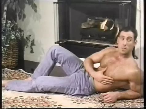 Un mec gay sexy se penche sur son amant les jambes écartées et lui baise le trou du cul xHamster