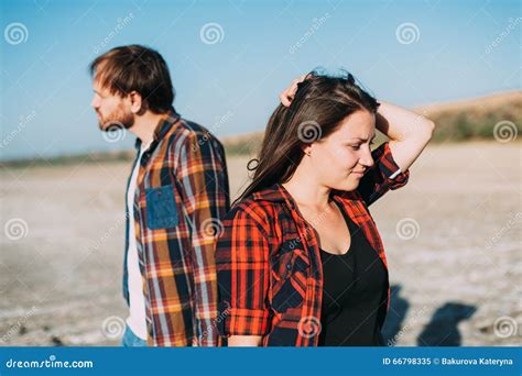 Homme Et Femme Regardant Dans Lopposé Image Stock Image Du Sunset