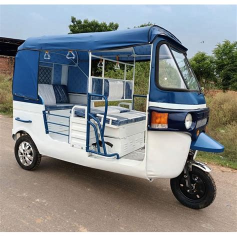 Kuku White And Blue Battery Operated Auto Rickshaw Vehicle Capacity 6