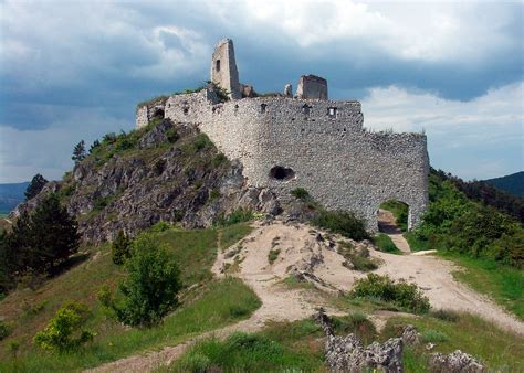 Čachtice Castle, Elizabeth Bathory Castle (with Map & Photos)