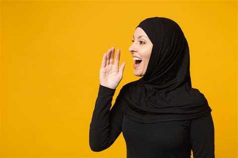 Sonriente Joven Mujer Musulmana Rabe En Ropa Negra Hijab Susurrando