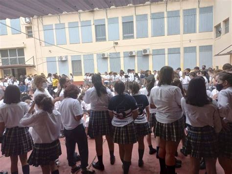 Alumnas del Santa María realizan sentada para denunciar abuso de