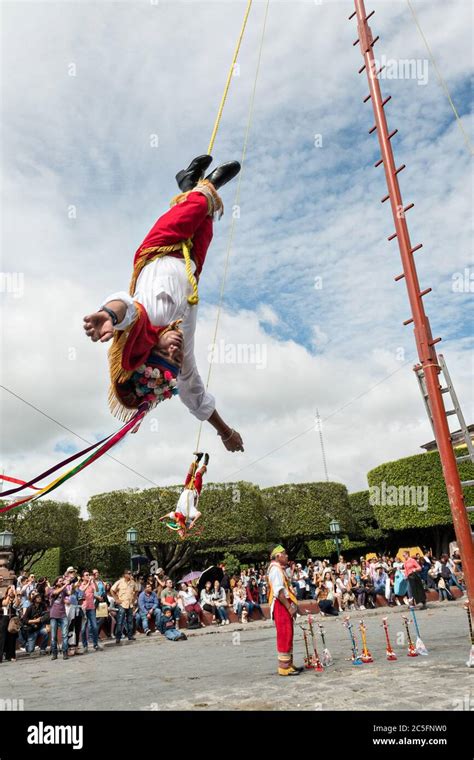 Les célèbres Voladores de Papantla les Flyers de Papantla exécutent