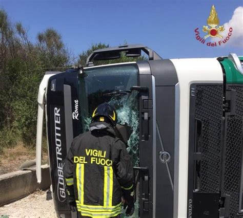 Civitavecchia Incidente Sull Aurelia Tir Ribaltato L Anas Chiude La