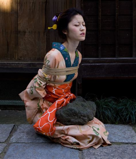 友田 真希 アナル-官能的な縛りの芸術