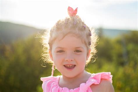 Linda Ni A Feliz Y Sonriente Cerca De La Cara Retrato De Estilo De Vida