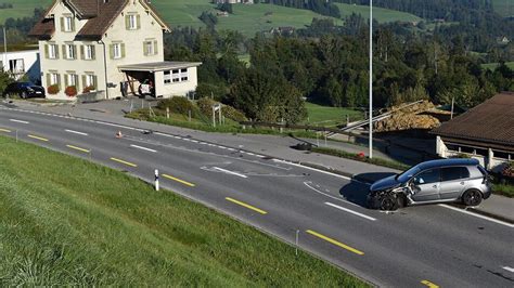 Heftige Kollision Zwischen Zwei Personenwagen Appenzell Ch