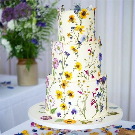 Edible Flower Cakes Are Our New Wedding Cake Flavor (Of the Year)