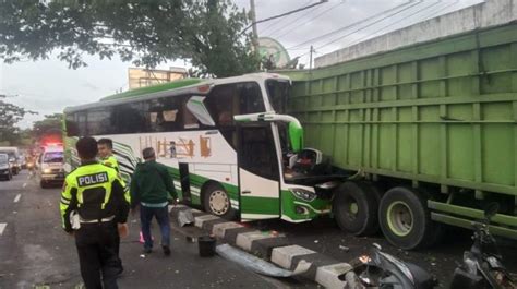 Kecelakaan Bus Vs Truk Di Ringroad Selatan Satu Orang Meninggal Dunia Di Tempat