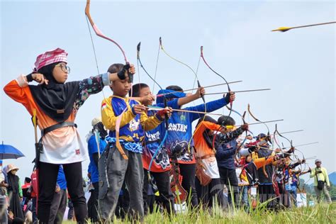 Pertandingan Panahan Tradisional Di Ajang Fornas Vii Foto