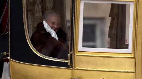 In Gouden Koets Door Kopenhagen Koningin Margrethe II Rijdt In Stijl