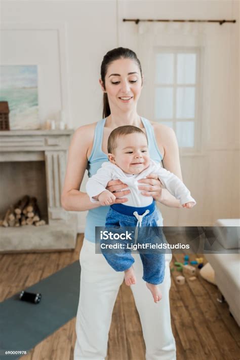 여자 팔에 그녀의 행복 한 아기 아이 배 고 그와 함께 연주 20 24세에 대한 스톡 사진 및 기타 이미지 20 24세 2