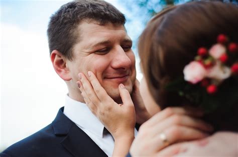 Abrazo romántico de los recién casados pareja camina en el parque