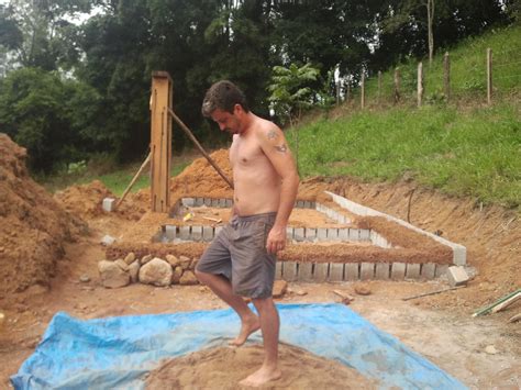 Casa De Cob Bioconstru O Construindo Barro Chegou O Batente