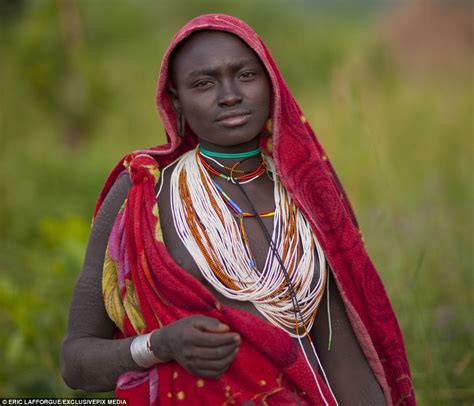 Suri Tribe In Ethiopia Battle Each Other With Sticks Daily Mail Online