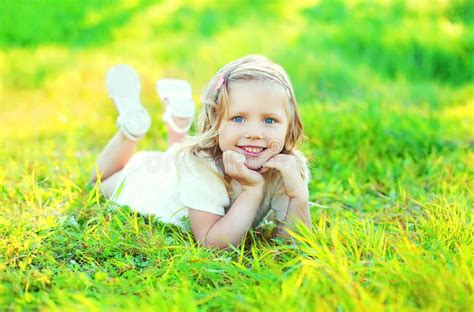 Enfant De Sourire Mignon Heureux De Petite Fille Se Trouvant Sur L