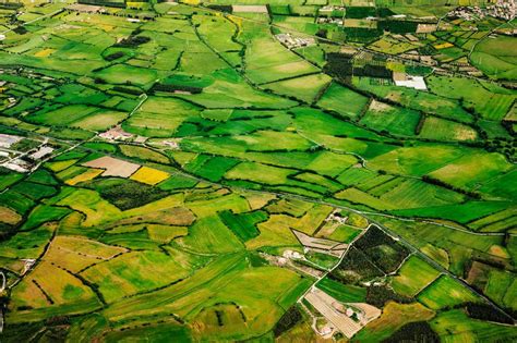 Aerial view of green farmland Auréa AgroSciences laboratoire d analyses