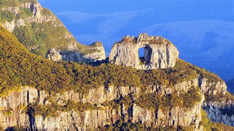 Serra do Corvo Branco em SC ganhará passarela de vidro entre o vão