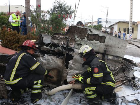 Con Arco De Agua Y Mensajes Despiden A Pilotos Fallecidos En Accidente