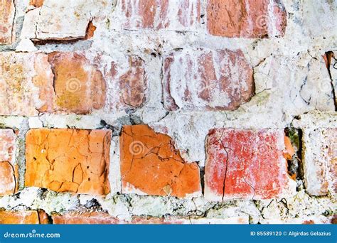 Oude Rode Bakstenen Muur Met Gebarsten Bakstenenoppervlakte Stock Foto