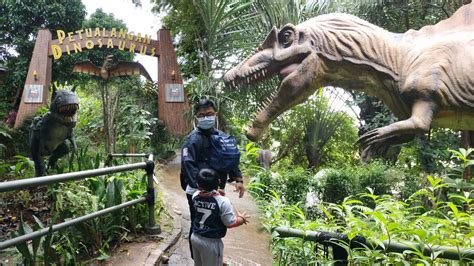 Fatih Goes To Petualangan Dinosaurus Taman Legenda Tmii Liburan Di