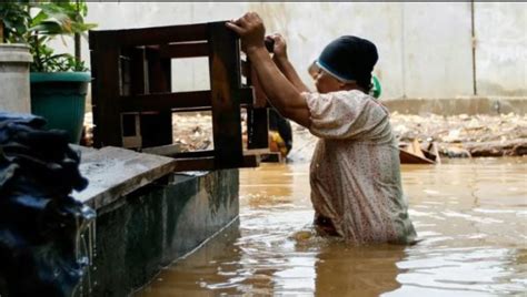 Jakarta Selatan Dikepung Banjir Tiga Siswa Mts Negeri Meninggal Dunia